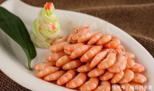 鲜香|煮虾时,只加生姜与食盐可不行,多加这“2样”,虾肉不腥更鲜香