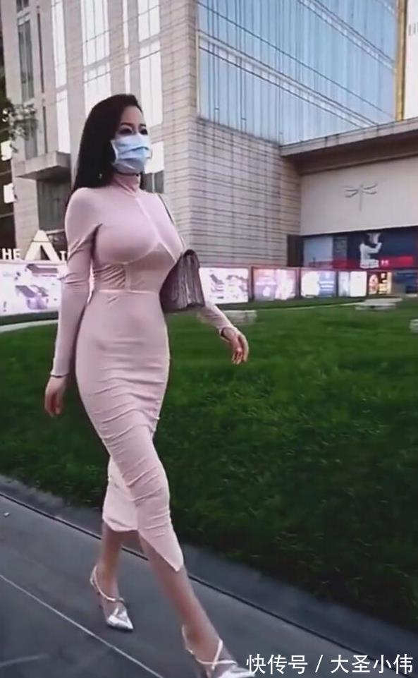 自傲|美女街拍:射手座美女的最喜欢打扮,随意洒脱的高级精致感,好想请她吃顿饭