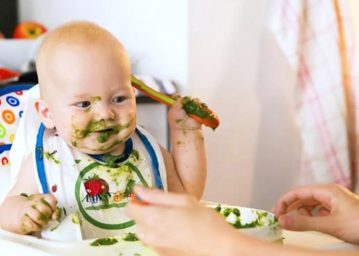 喝奶|宝宝开始吃辅食之后,辅食和奶的进食顺序别搞混,不然会影响健康