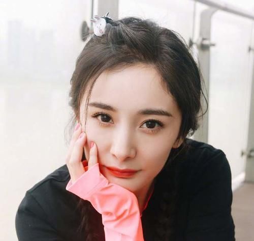 气质|冬天再懒也不要散着头发了,有静电!试试这几款扎发,气质又迷人