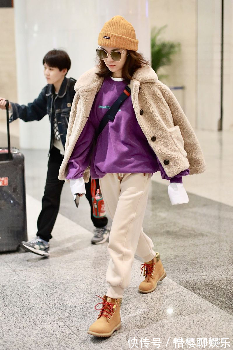 卫衣|36岁郁可唯太潮了,穿羊羔毛外套内搭紫色卫衣,街头风帅气满分