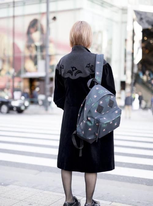 找回童年的天真无邪,背双肩包出门就对了,实用又时髦