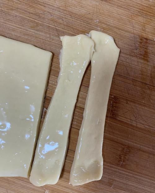 家常版炸油条的做法，掌握小技巧，个个蓬松酥脆，放凉了也不会硬