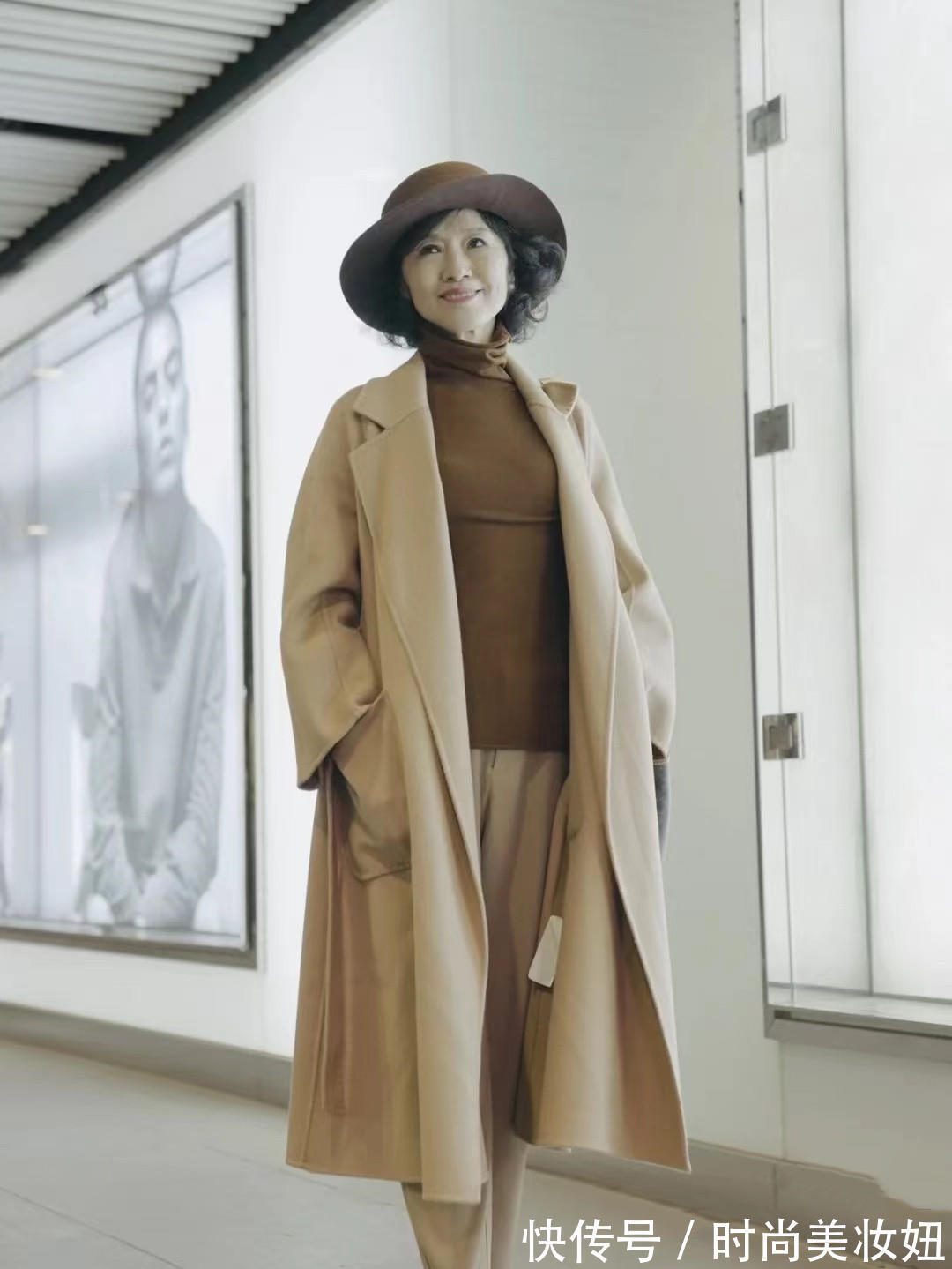 穿搭|真正见过世面的女人,穿衣简洁又高级,这位60岁奶奶气质真高雅