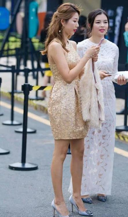 浅蓝色|街拍小姐姐一款高腰的浅蓝色牛仔裤搭配一双平底鞋,很有少女范