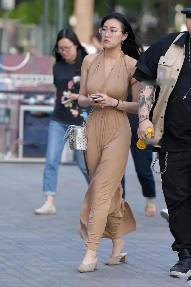 穿搭 卡其色挂脖长裙搭配灰色高跟凉拖,优雅大气,很有成熟韵味儿