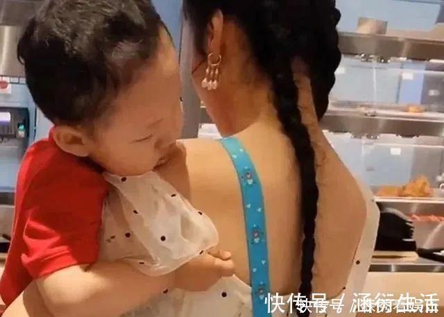 保守娃|“露背装”妈妈抱“保守娃”出门，宝宝不停扯妈妈衣服，让人笑翻