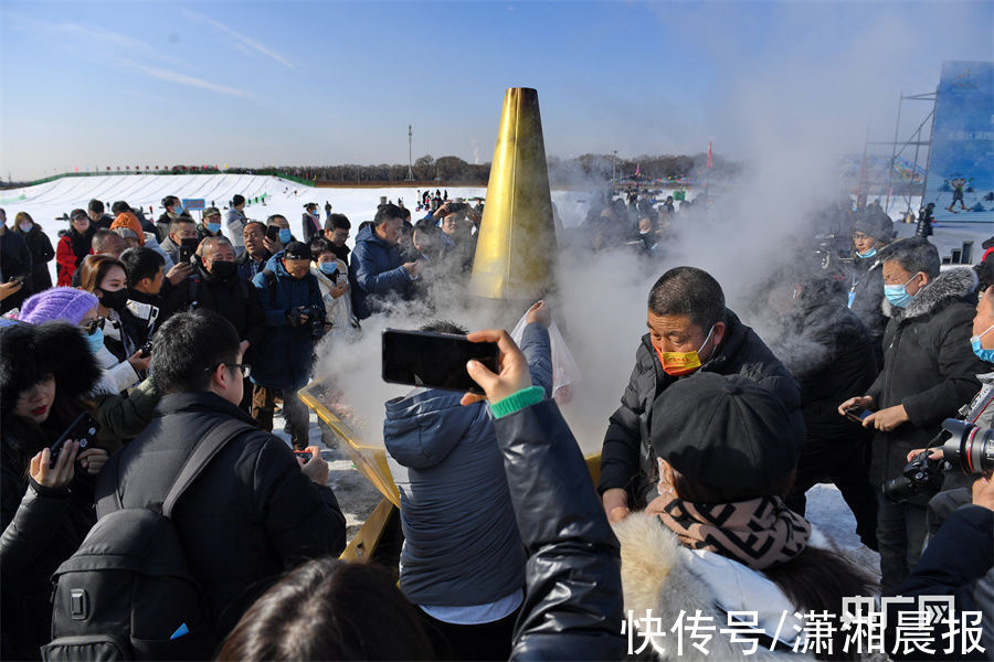 冰雪季|呼和浩特冰雪季：上百人冰天雪地里吃火锅