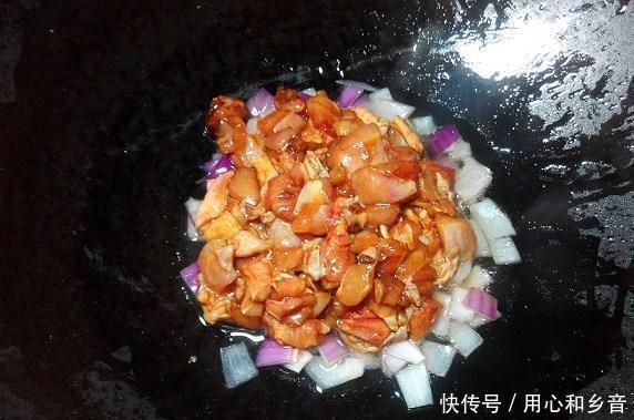 鸡腿|天冷了,就要吃得饱饱的南瓜鸡肉焖饭,不爱南瓜也能吃两碗