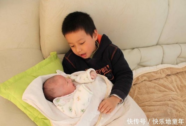 妈妈|姐姐把弟弟“当马骑”,被妈妈发现后表情亮了,网友:打弟要趁早