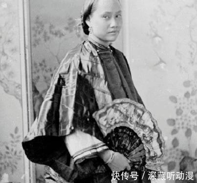 官差|清朝真实老照片：犯人被官差牵着爬，最后一张大臣却穿着棉官服！