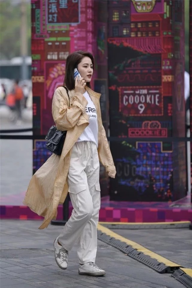 街拍：身材苗条的美女，白色的连衣裙清爽大方，尽显干净明朗的气质