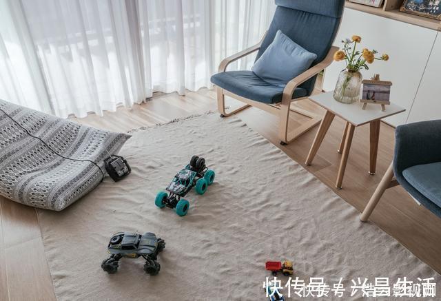 客厅|这对夫妻很有远见,客厅不放沙发茶几,让一家人的感情快速升温