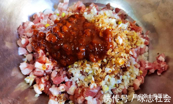 老师傅|包白菜饺子时,记住老师傅的“2放2不放”,饺子鲜嫩多汁,特好吃