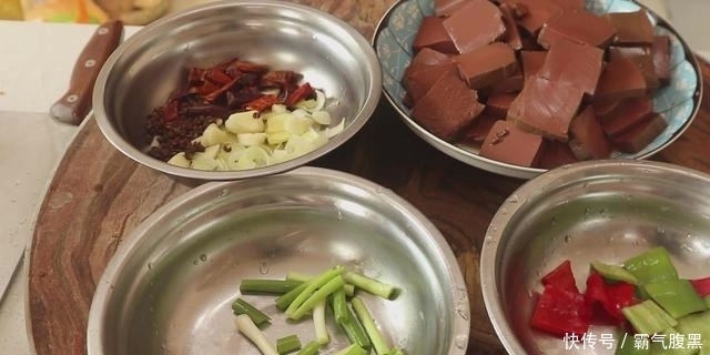  入少许|麻辣鸭血怎样做才好吃？学会这一招，鲜香滑嫩不破碎，麻辣鲜香