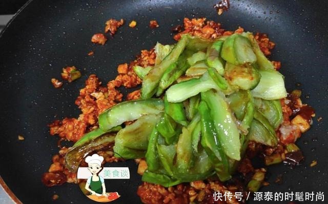 炒茄子时,直接下锅就错了,大厨教您一招,茄子香软,不油不发黑!
