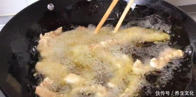炸酥肉到底是用面粉还是淀粉,很多人都做错了,教你正确的做法!