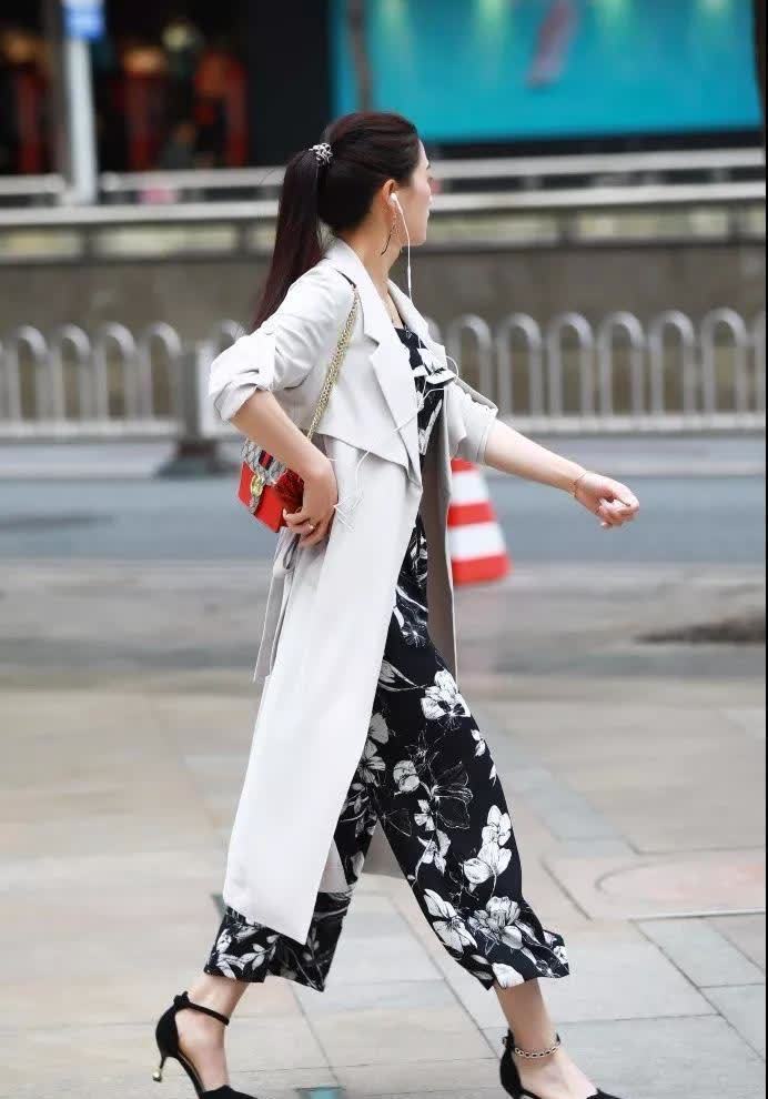 气质|街拍:绑马尾辫的气质少妇,打扮大方得体,成熟优雅气质尽收眼底