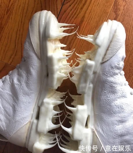 chris 最近火了一种“芝士鞋”明星的最爱,拔开会拉丝,脚不敢轻易着地