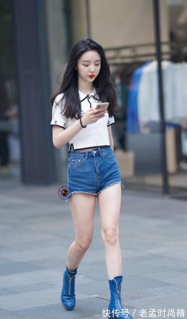 马丁靴|街拍美女:迷人的小清新,显示出完美的腿部线条,想带她去喝奶茶