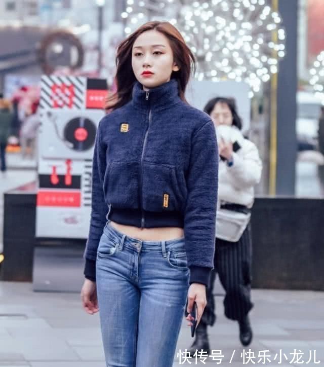 身材比例 美女毛绒上衣搭配牛仔裤,穿搭出优雅大气的名媛范