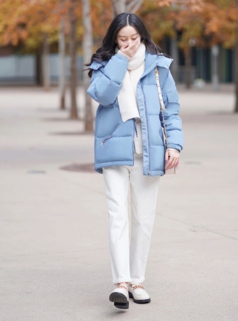 利落|羽绒服别光买黑白灰,今年流行这件“婴儿蓝”,显白还很减龄!