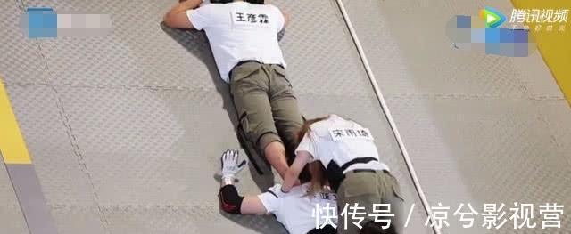 b宋雨琦搭建人梯不慎滑落,谁注意baby低声嘟囔的5个字?网友炸锅!