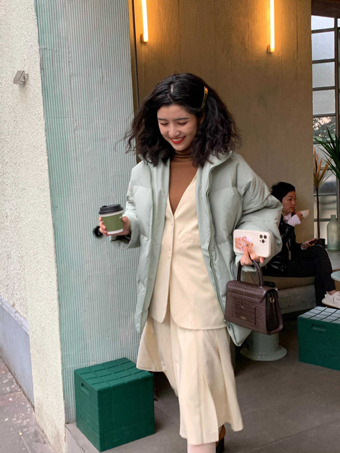 米黄色|别再说冬季单品穿不出减龄效果了!码住这四套造型,唯美又有气质