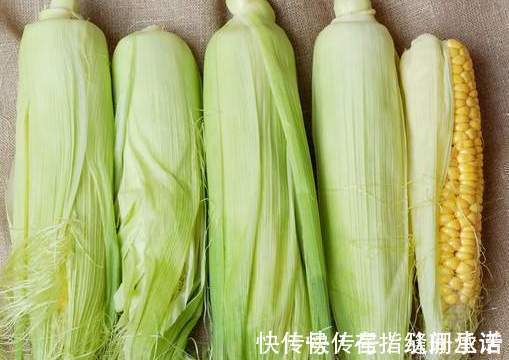 煮玉米，只放清水是错的，多放2样东西，玉米香甜软糯，更好吃
