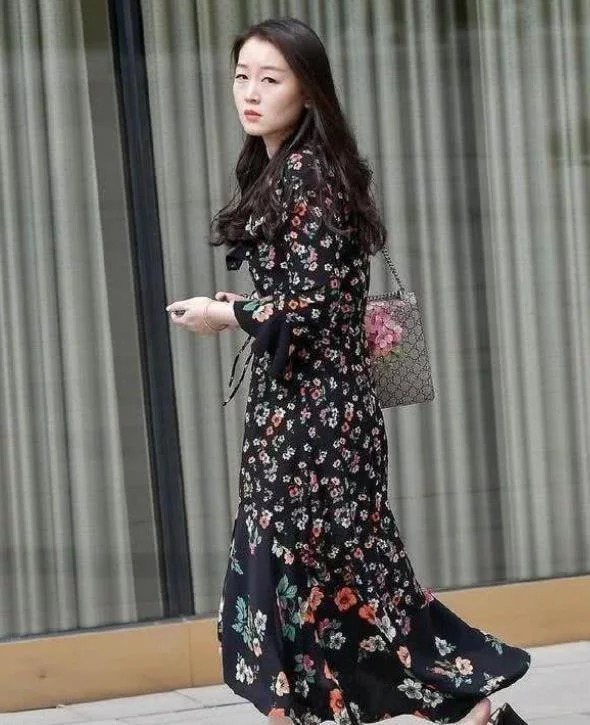 街拍：气质优雅的时尚辣妈，黑色的碎花长裙美丽大方，气质优雅不凡
