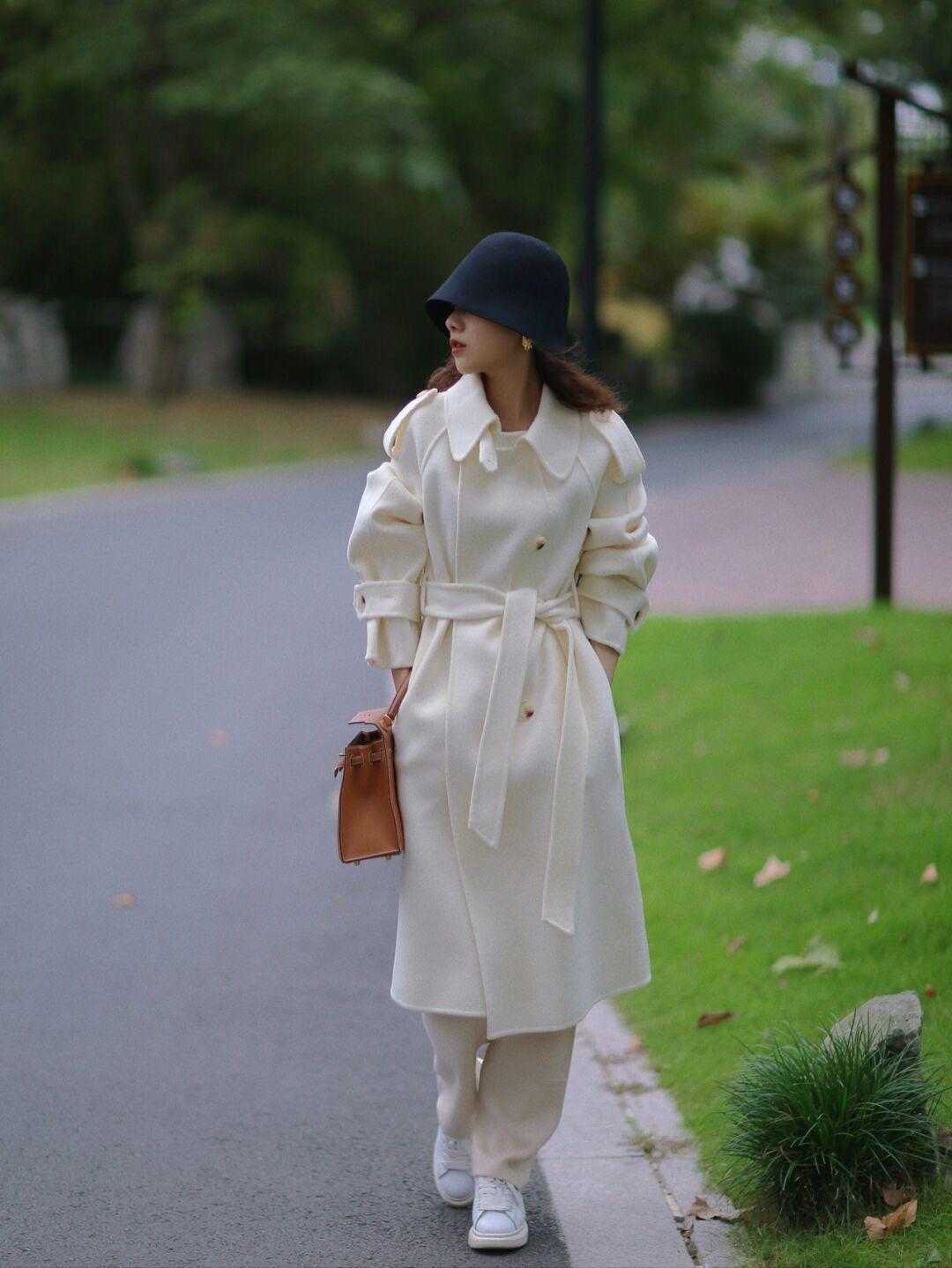 白色 长款大衣怎么穿保暖又洋气?看看这几种搭配方式,保暖又显气质