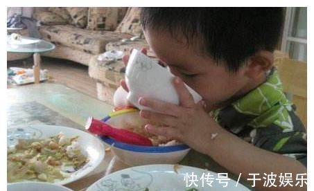 男孩|8岁男孩抽出“牛奶血”,原因和妈妈有关,医生不该让孩子乱吃