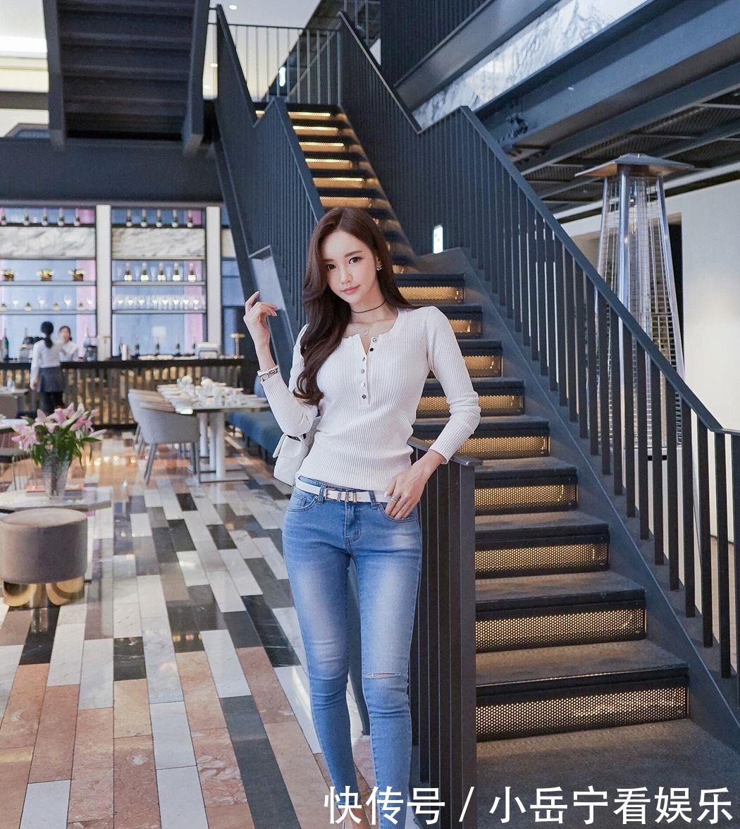 螺纹|超美珠珠:休闲小憩暇白螺纹开领打底衫!