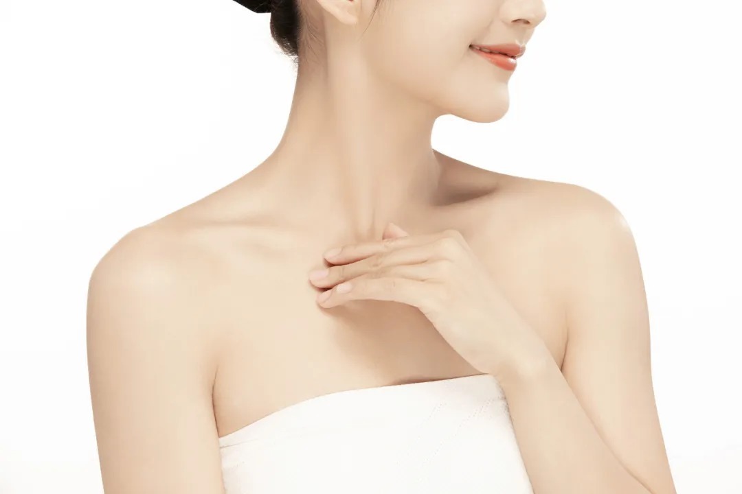 颈部皮肤|你的脖子比脸更显老,出现颈纹该怎么去除?丨科普篇