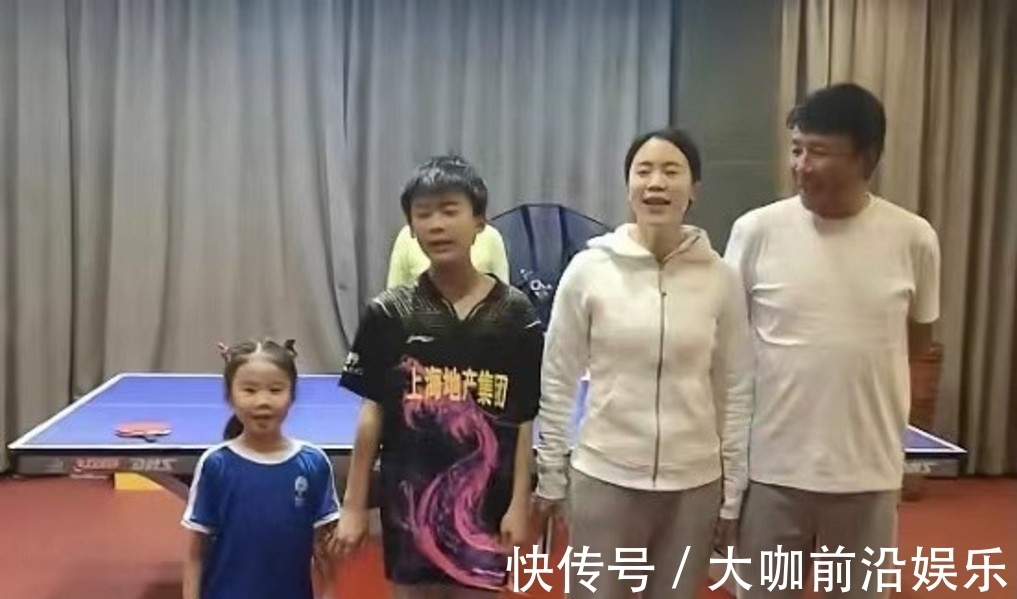 老公|家庭对战王楠带女儿4-0横扫老公儿子，出场仪式满分，抱胸叫板！