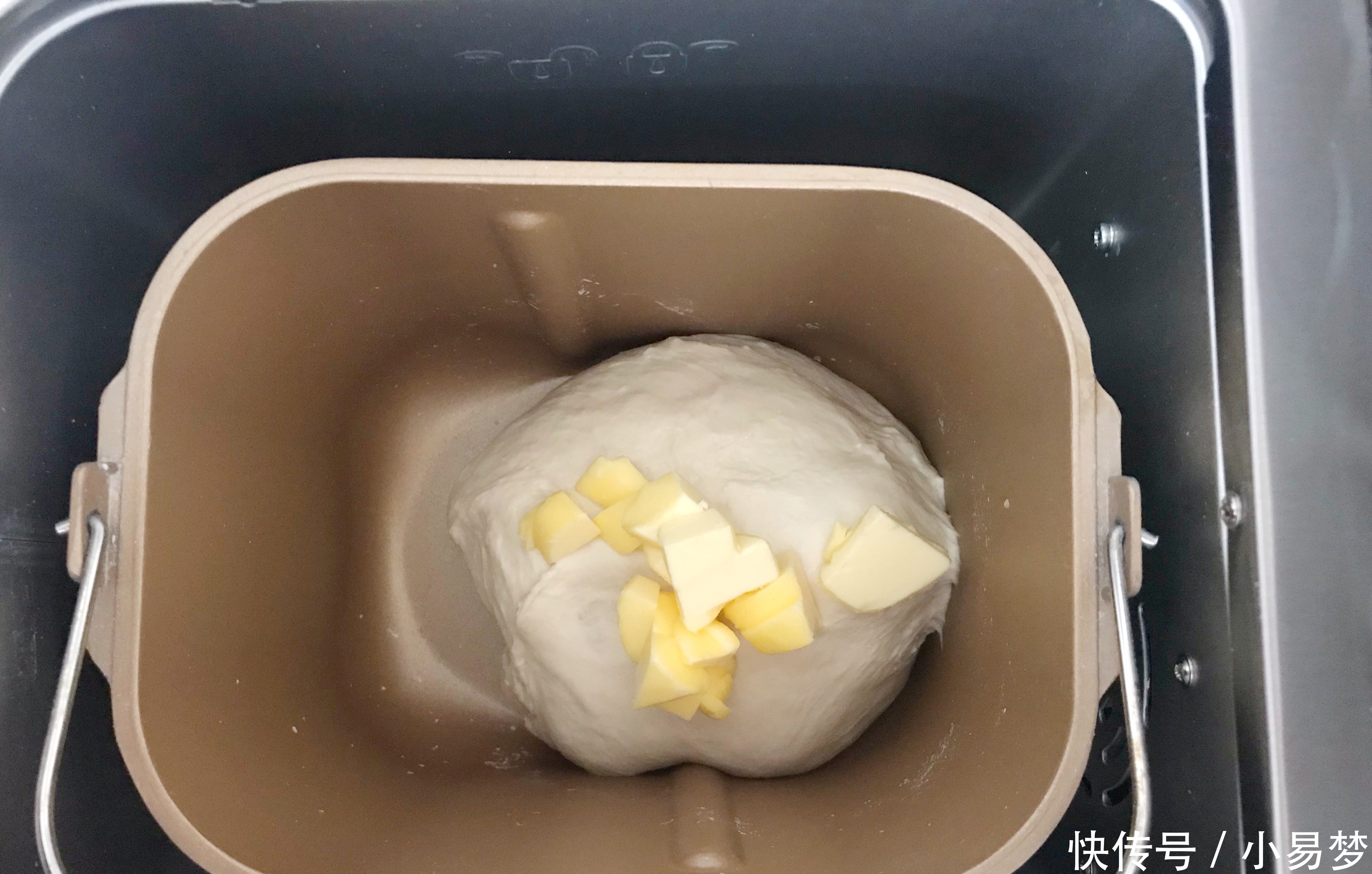 面粉别再蒸馒头了做成它,细腻柔软又拉丝,比馒头筋道比包子香