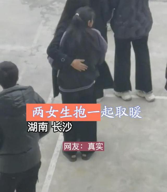 早操 高校女生短裙配丝袜寒风中做早操, 看着都发抖: 有风度没温度?