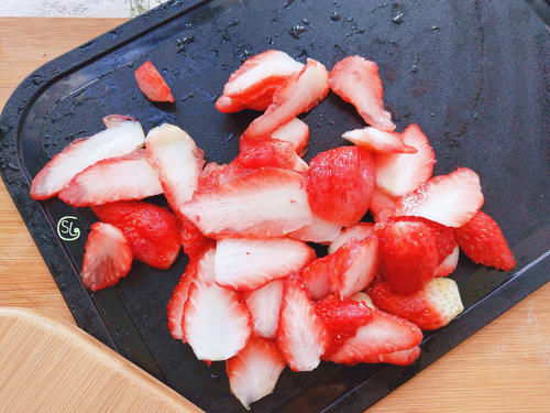 想吃蛋糕在家做，不用烤箱，简单实惠，60块钱能做两个，好看好吃