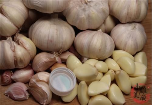 去皮|剥大蒜别再用手扒,一个啤酒盖,快速去皮不费劲,真的太绝了