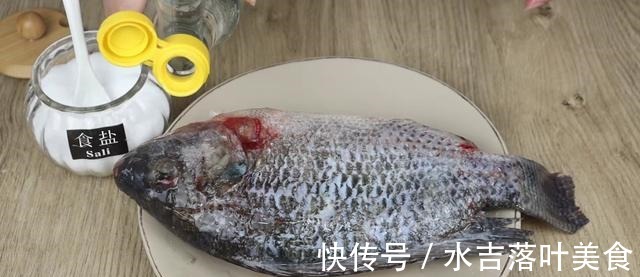 解冻鱼不能直接用水泡，海产老板教我一招，解冻后和新鲜买的一样！