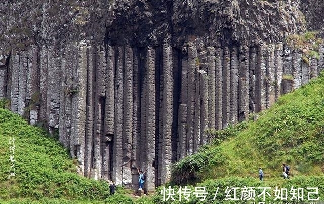 红衣|「冰岛」游览《格杜伯格玄武岩石柱群》，观赏红衣少女徒手攀岩