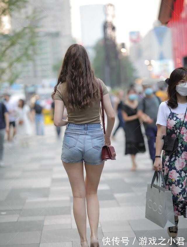 简约 简约休闲装搭配浪漫长卷发,精致优雅的气质名媛造型!