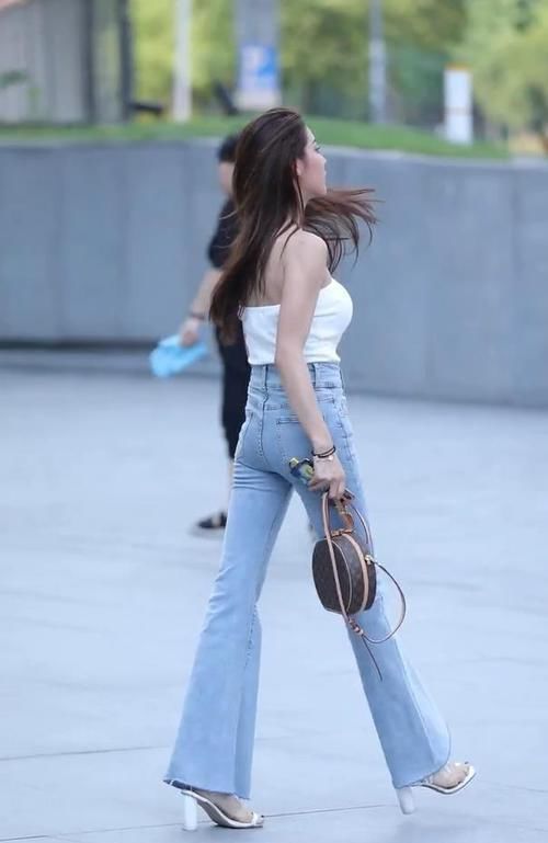年轻姐姐穿上喇叭裤，演绎出成熟女性的魅力！