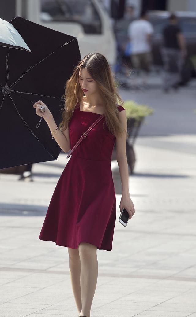 连衣裙穿出清新模样，也可以很仙气，时尚格调不局限