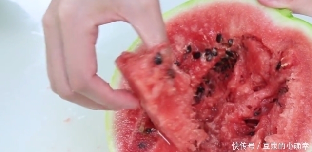 发现|靓妹用7块钱买了一个西瓜,一刀劈开那一刻,发现被坑了