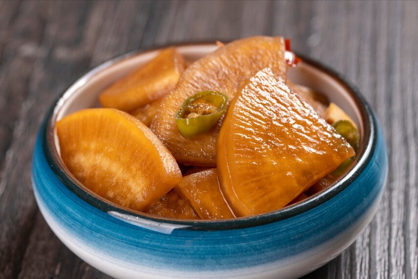 腌萝卜,不要再用盐杀水,教你一招,萝卜嘎嘣脆,时间长了也不坏