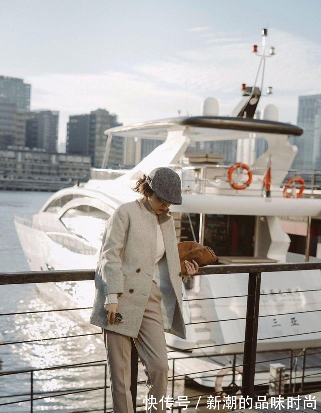 视觉效果 跟着时尚博主学穿搭,毛茸茸的卡其色外套配白裤,温柔简约又时尚!