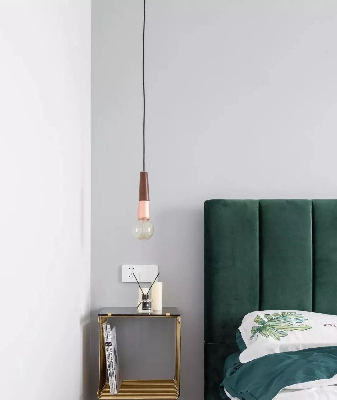 实用|卧室太小放不下床头柜？学学人家这样设计，比床头柜还实用！