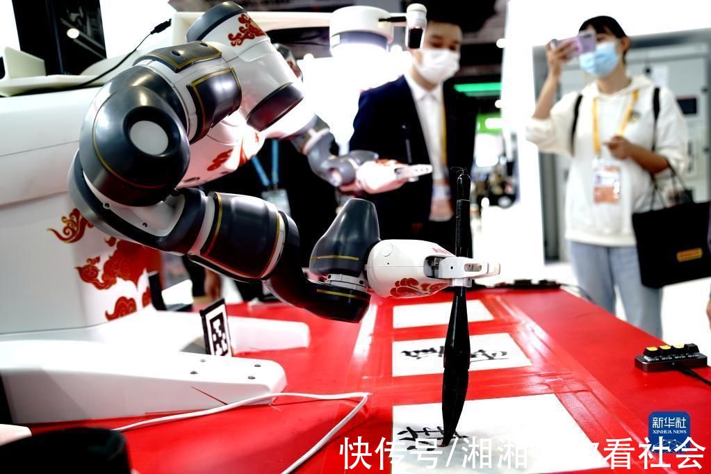 参观者|在技术装备展区领略“科技之美”