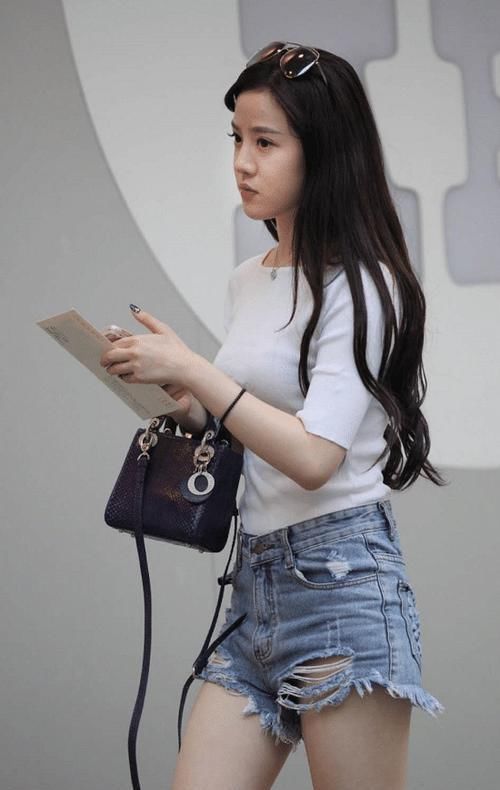 街拍小姐姐一件简单的短袖穿上一双小白鞋，既休闲又时尚